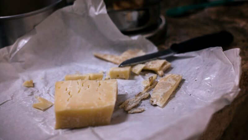 Dal casaro alla tavola: come onorare il lavoro artigianale attraverso la giusta conservazione